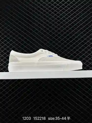9 Vans Era Og Lx Suede White Grey La parte superior de tela de gamuza resalta la textura invencible.