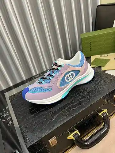 Modelo de pareja GUCCI Código: 1203D20 Talla: 36-44