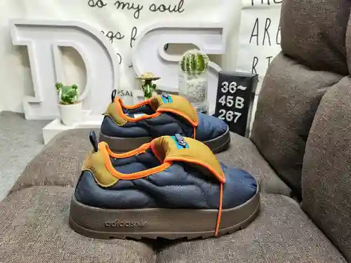 267DAD Zapatos tipo calcetín Puffylette Originals GY1593. La parte superior está hecha de material t