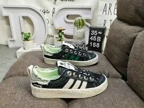 En la segunda serie de colaboración entre 158DAdidas Originals y la marca de moda Song for the Mute,
