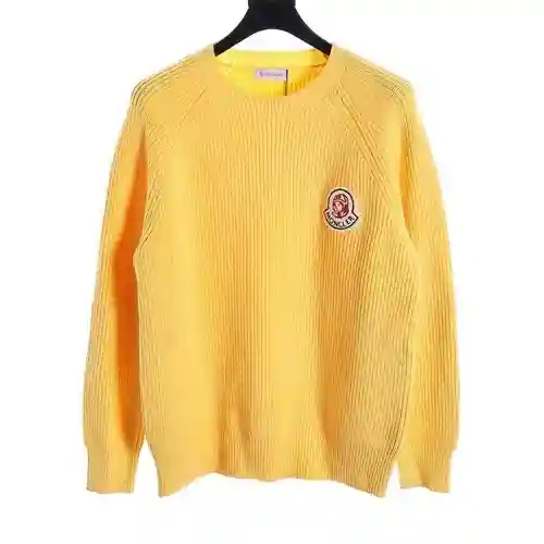 Jersey amarillo brillante con cuello redondo y marca compartida de BBC