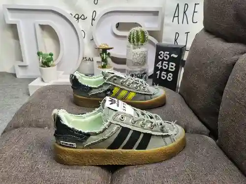 En la segunda serie de colaboración entre 158DAdidas Originals y la marca de moda Song for the Mute,