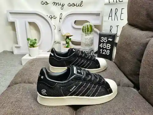 126DAdidas PNS SUPERSTAR usa gamuza inversa combinada con material superior de tela de malla transpi