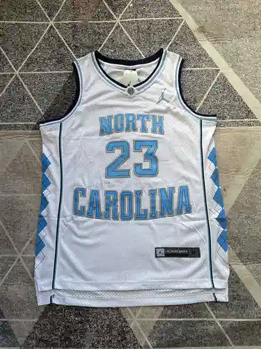 Camiseta de baloncesto blanca n.° 23 de la Universidad Jordan de Carolina del Norte