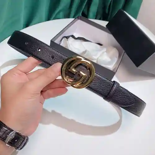 Cinturón doble G del mismo estilo con hebilla de cuero en el mostrador