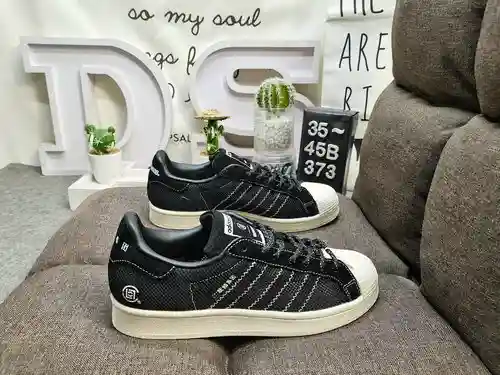 373DAdidas PNS SUPERSTAR usa gamuza inversa combinada con material superior de tela de malla transpi