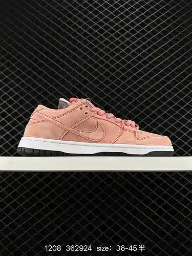 2 Nike SB Dunk Low “Pink Pig” La combinación de colores general del cuerpo del calzado es la misma q