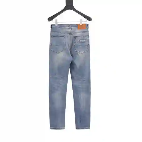 jeans con bolsillo para CD y logo bordado