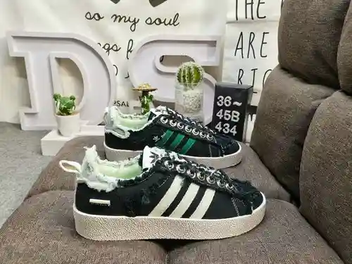 En la segunda serie de colaboración entre 434DAdidas Originals y la marca de moda Song for the Mute,