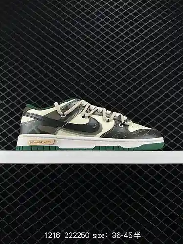 2 zapatos de skate Nike Dunk Low SB con tiras deconstruidas articuladas. Este par de sistemas de cor