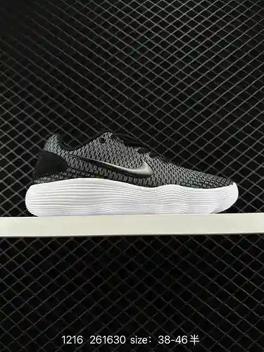 Las zapatillas de baloncesto Nike Hyperdunk 27 están hechas de tejidos de ingeniería EM y las suelas