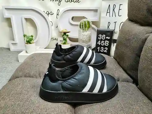 132DAD Zapatos tipo calcetín Puffylette Originals GY1593. La parte superior está hecha de material t