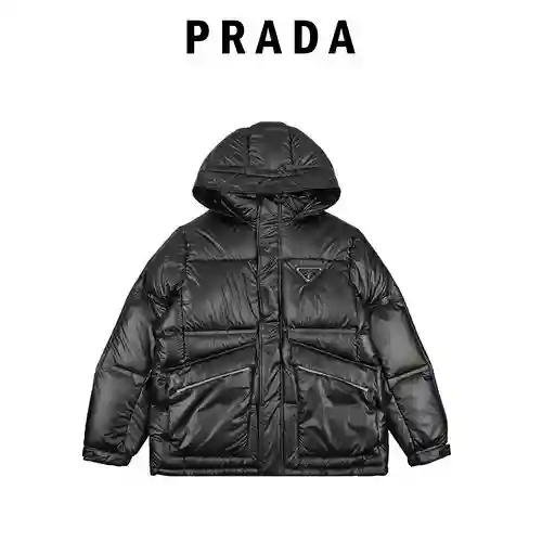 Pra*da chaqueta de plumas clásica con capucha y logo triangular 23ss