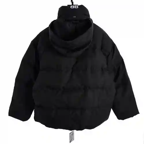 Anorak BLCG con bordado de letra doble B en la nuca