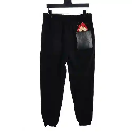 Pantalones deportivos de polar con bolsillo de cuero bordado con llamas de El castillo ambulante de 