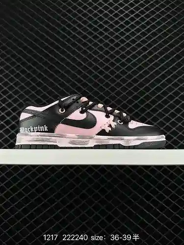 2 Nike Dunk Low OKHR de nivel corporativo en rosa y tinta. Este zapato utiliza una técnica de teñido