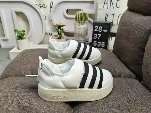 535DAD Zapatos tipo calcetín Puffylette Originals GY1593. La parte superior está hecha de material t