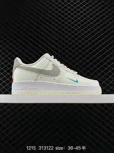 Horma original Nike Air Force Low 7 y cartón original para crear una versión Air Force pura y baja. 