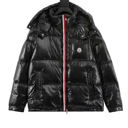 Chaqueta acolchada con capucha y cinta enmascarada