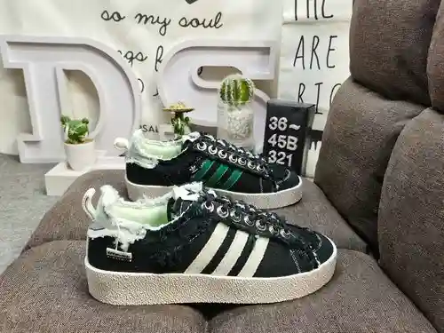 En la segunda serie de colaboración entre 321DAdidas Originals y la marca de moda Song for the Mute,