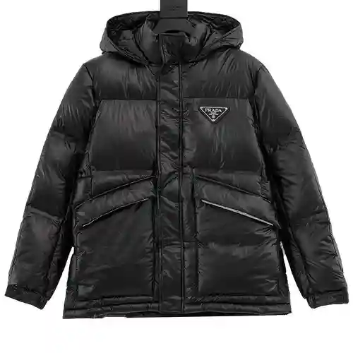 Pra*da chaqueta de plumas clásica con capucha y logo triangular 23ss