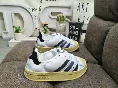 132DAD Zapatos tipo calcetín Puffylette Originals GY1593. La parte superior está hecha de material t