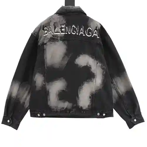Chaqueta vaquera con grafiti parodia OriFrederiqo estilo pasarela BLCG 24SS