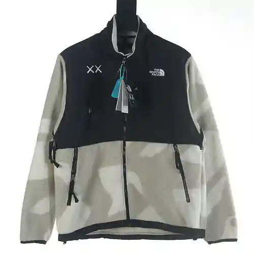 The North Face TNF x KAWS modelo conjunto OI23 1995 chaqueta polar con cremallera y bloques de color