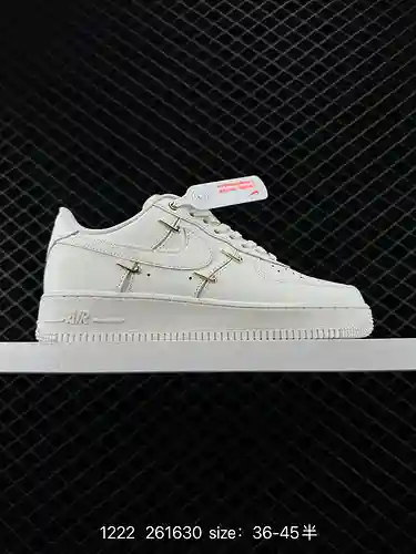 Las zapatillas informales de caña baja Nike Air Force Low Air Force 1 crean una versión pura de la F