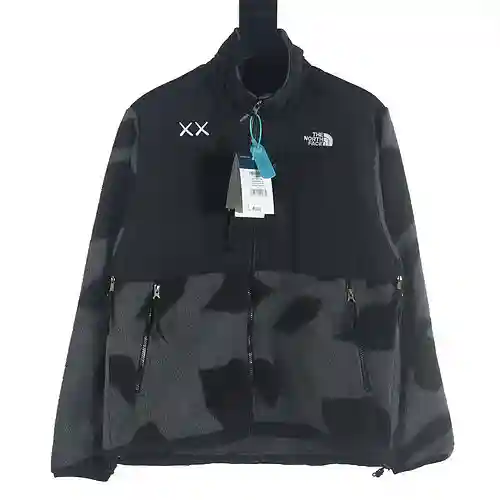 The North Face TNF x KAWS modelo conjunto OI23 1995 chaqueta polar con cremallera y bloques de color