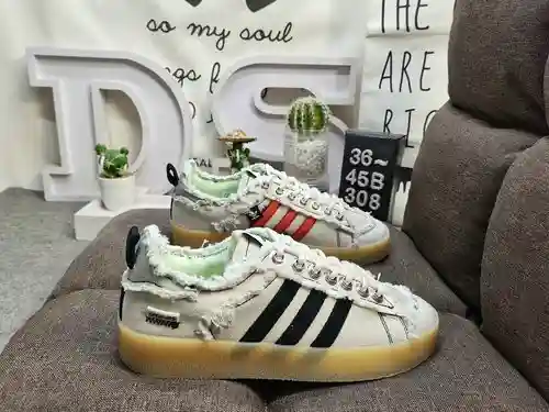En la segunda serie de colaboración entre 308DAdidas Originals y la marca de moda Song for the Mute,