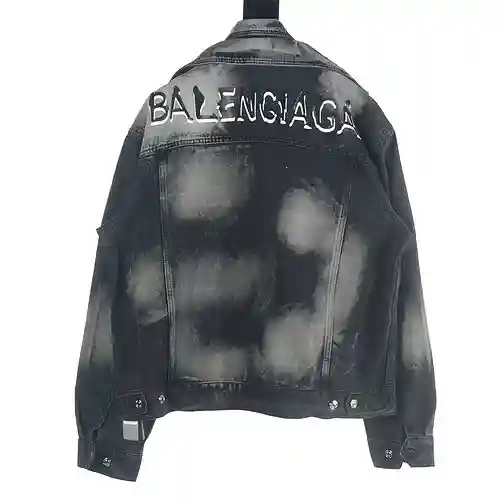 Balenciaga BLCG 24SS modelo de pasarela OriFrederiqo chaqueta vaquera con grafiti parodia