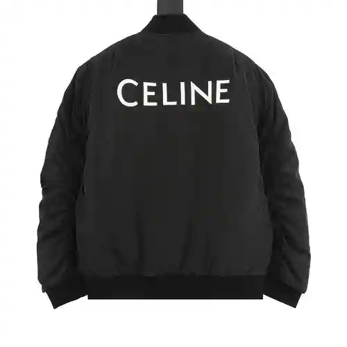 chamarra bomber con letras CE en la espalda