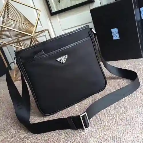 Bolso bandolera PRA@DA para hombre, elaborado en piel vacuna original importada, alta calidad, entre