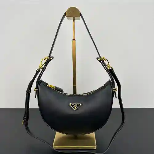 Bolso axila elaborado en piel vacuna original importada, primera calidad, entrega en bolsa regalo fa