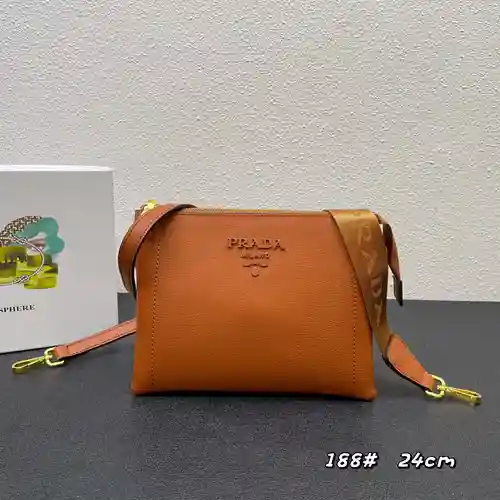 Bolso bandolera PRA@DA elaborado en piel vacuna original importada, alta calidad, entrega en bolsa d