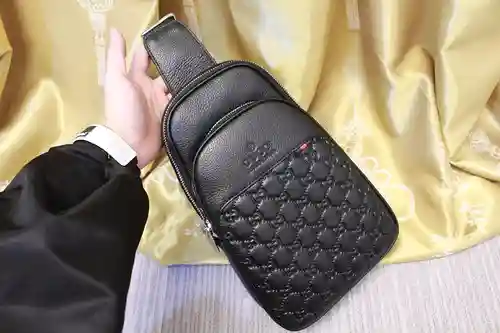 Bolso de pecho para caballero, elaborado en piel vacuna original importada, alta calidad, entrega en