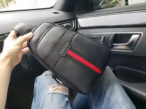 Bolso de pecho para caballero, elaborado en piel vacuna original importada, alta calidad, entrega en