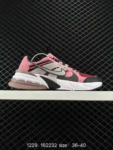 6 Las zapatillas para correr NIKE V2K RUN son tendencia retro. Zapatillas de malla transpirable. El 
