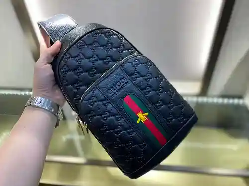 Bolso de pecho para caballero, elaborado en piel vacuna original importada, alta calidad, entrega en