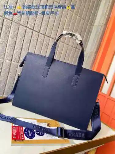 Maletín PRA@DA para hombre, elaborado en piel vacuna original importada, alta calidad, se entrega en