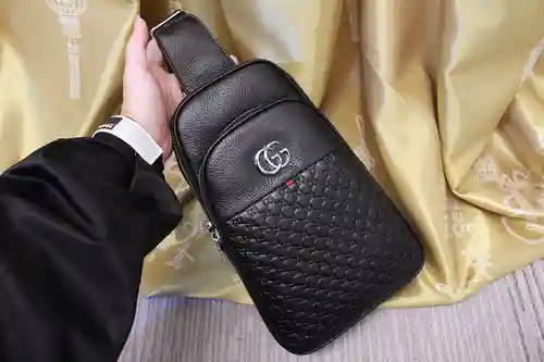 Bolso de pecho para caballero, elaborado en piel vacuna original importada, alta calidad, entrega en
