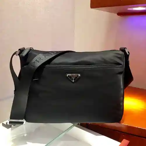 Bolso bandolera PRA@DA para hombre, elaborado en piel vacuna original importada, alta calidad, entre