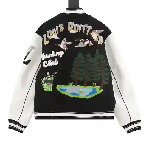 Chaqueta estilo béisbol con patchwork y mangas de cuero con letras bordadas de 1V