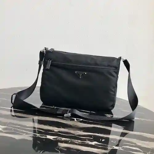 Bolso bandolera PRA@DA para hombre, elaborado en piel vacuna original importada, alta calidad, entre