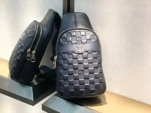 Bolso de pecho para caballero, elaborado en piel vacuna original importada, alta calidad, entrega en