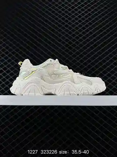 3 El nuevo producto de primavera de FILA son los modernos zapatos deportivos informales para papá co