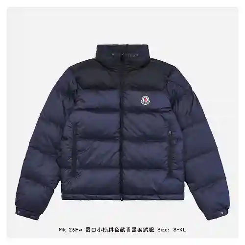 Chaqueta de plumas azul marino y negra a juego con etiqueta pequeña enmascarada MC 23Fw