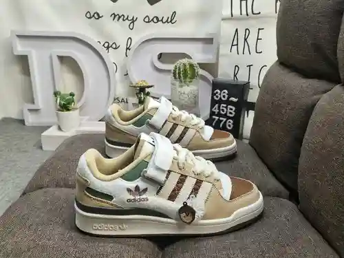 776DAdidas Forum 84 Zapatillas deportivas de caña baja, versátiles, modernas y casual. Basado en la 