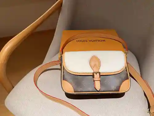 La bolsa baguette LL está hecha de piel de vaca original importada, calidad de alta gama, factura de